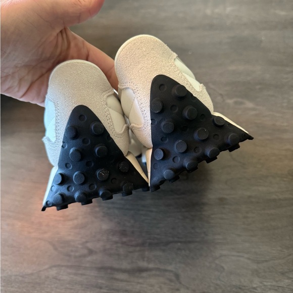 New Balance White and Black Women's Shoes - Picture 4 of 10